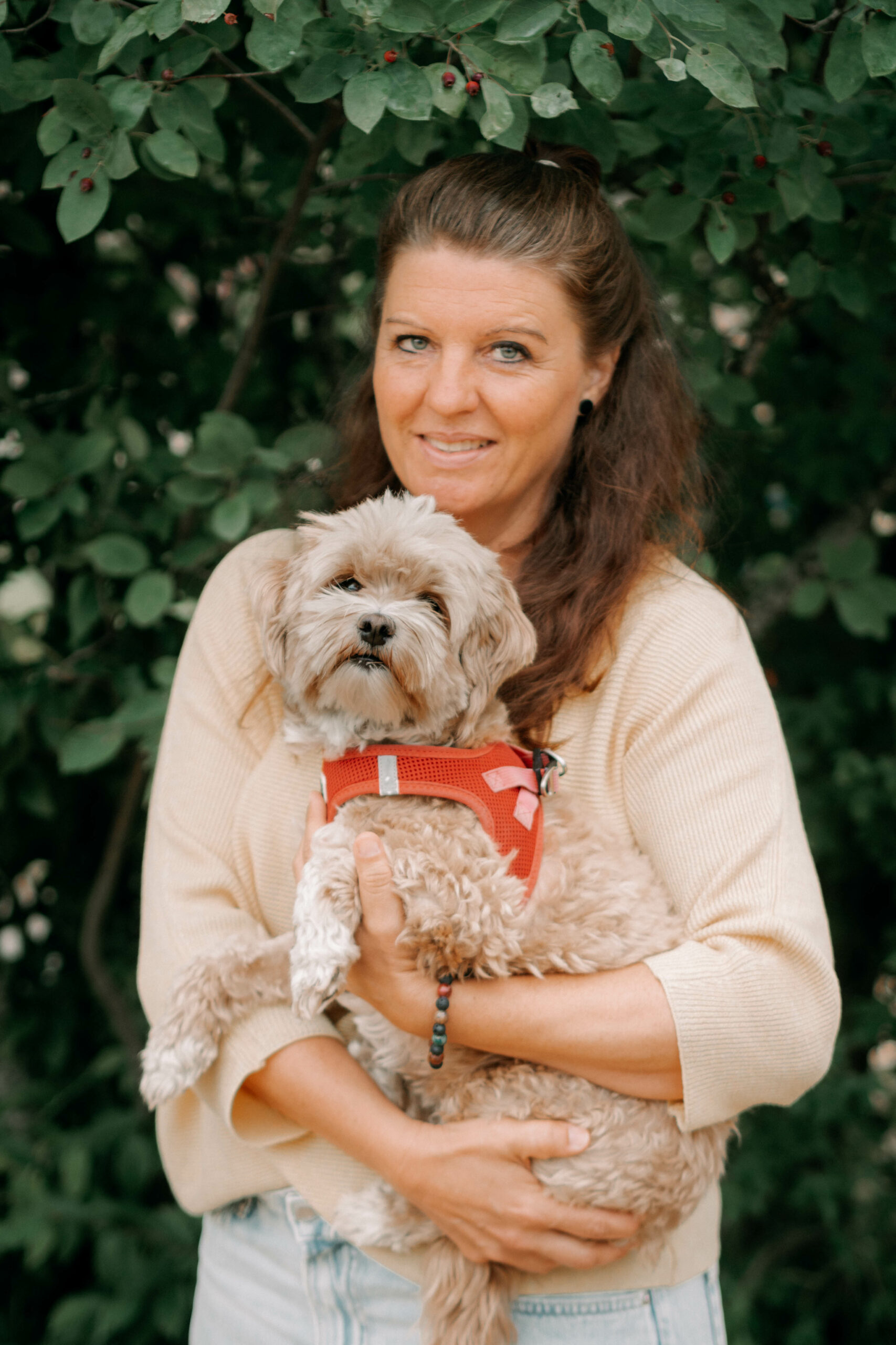 Sonja Wöhrle (stellvertretende Leitung, zertifizierte Fachkraft für professionelle tiergestützte Intervention (ISAAT), Erzieherin Rabengruppe) mit Pädagogikbegleithündin Hanni