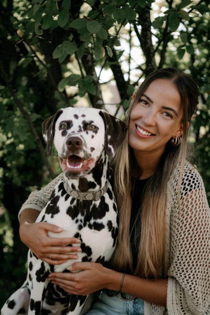 Isabell Müller (Gruppenleitung Rabengruppe, zertifizierte Fachkraft für professionelle tiergestützte Intervention (ISAAT) mit Pädagogik-Begleithündin Wilma)